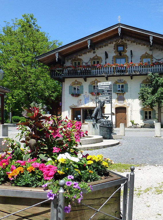 Bäckerbrunnen mit Blumenschmuck in Oberaudorf