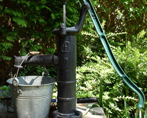 Handpumpe im Garten zur Wassergewinnung