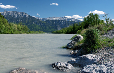 Der Fluß Inn mit Bergrücken des Kaisergebirge