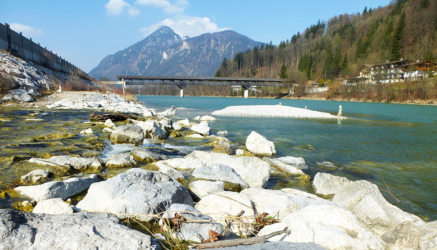 Fluß Inn mit Blick auf den Berg Kranzhorn an der bayrisch-tirolerischen Grenze