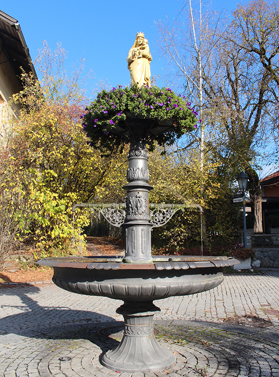 Brunnen mit Mariensäule in Oberaudorf