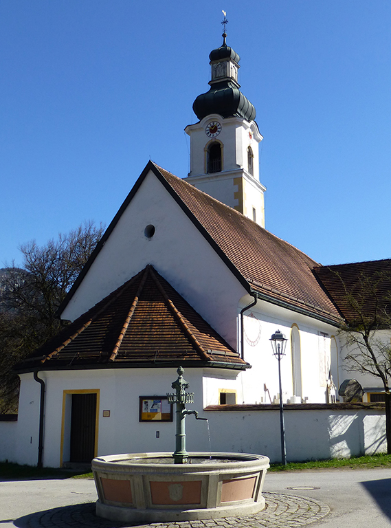 Kirche Niederaudorf mit Brunnen