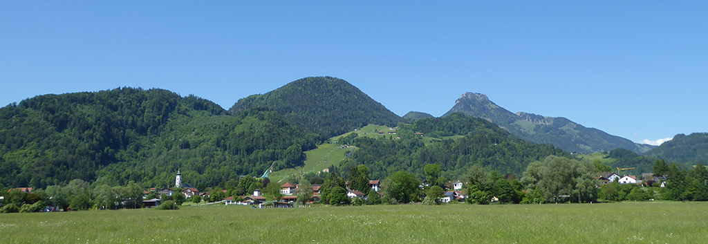 Wiesen vor Ortsansicht Oberaudorf mit Hocheck im Hintergrund