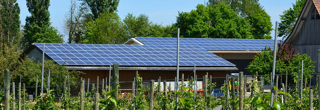 Satteldach mit Solarmodulen einer Photovoltaik-Anlage