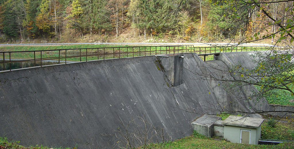 Blick auf die Staumauer am Mühlbach in Oberaudorf